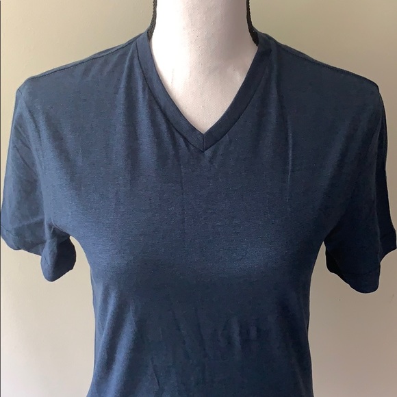 {H&M} V-Neck Basic T-shirt - Unisex - Picture 2 of 4